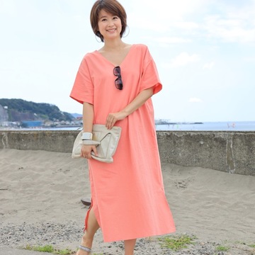 幸せ感あふれるコーラルピンクのワンピース