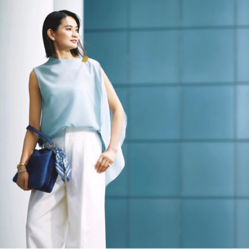 見た目からひんやり感を醸し出す水色×白の配色で猛暑でもシャレ感をアピール！気温35℃｜7/30(水)【50代の毎日コーデ】