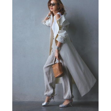 淡色グラデーションを作ってアクティブなすそ絞りパンツの着こなしを洗練させる。気温25℃｜5/31(土)【50代の毎日コーデ】