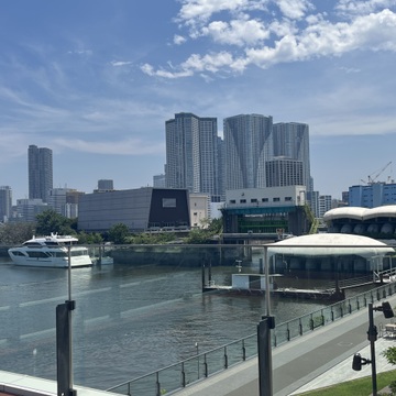 景色も楽しめるアフタヌーンティーへ