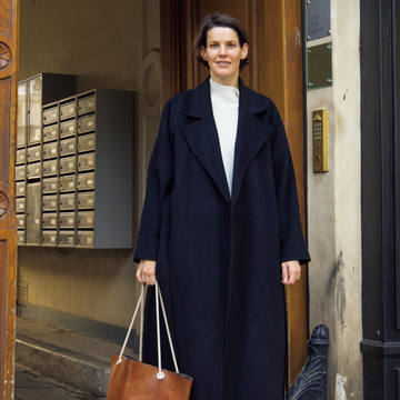 パリジェンヌは「黒」を全身バランスよく着こなす！【パリマダムの冬スタイルSNAP】