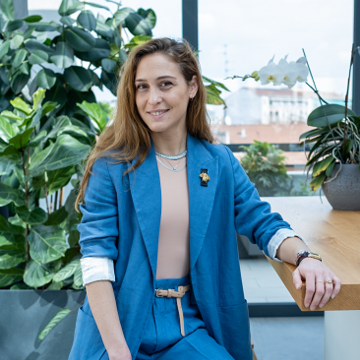 【ミラノ・ジュエリースナップ】ミラノマダムの品格あるジュエリーのつけこなしに注目！