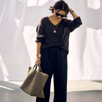 ブラック寄りの「ブラウンニット」に黒パンツをあわせて“ビターなかっこよさ”を実現【スタイリスト 大草直子の最新ブラウン術】