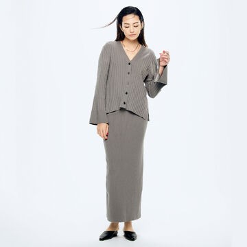 クラス感のあるニットアップが誕生！「村山佳世子×THE STORE by C’」ストレッチリブカーディガン＆タイトスカート