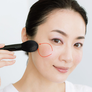 千吉良恵子発、リフトアップの「たるみ消しチーク」テク　五選