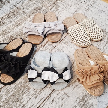 Belgium Rugと可愛いスリッパとCoolなリビング