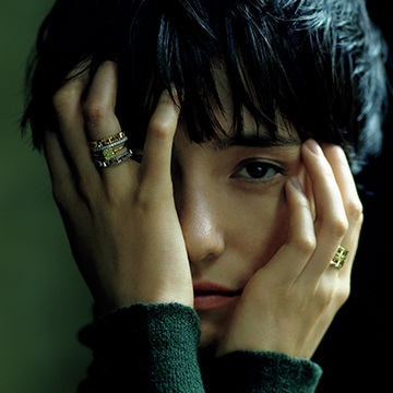 人気スタイリストが伝授。大人に新鮮な表情を宿す“ジュエリー重ねづかいセオリー”