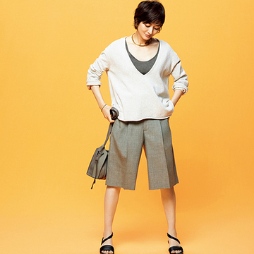 アラフィーでも履きこなせる！「ショートパンツ」はシックな色で攻めるのが大人流【富岡佳子の春いちばんに着たい服】