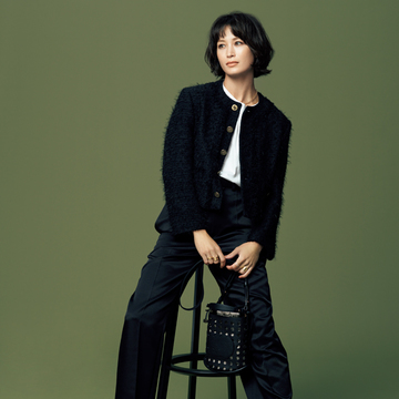 ツイードジャケットをシンプルな白Tに合わせて今年らしく【秋の着映えジャケット】