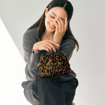 冬の装いに優雅なアクセントを添える新作バッグ「GIANNI CHIARINI」のアニマル柄バッグ“ALIFA S”