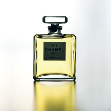 N°5､それはフェミニニティの本質。時を経ても輝きを失わない「シャネル N°5」