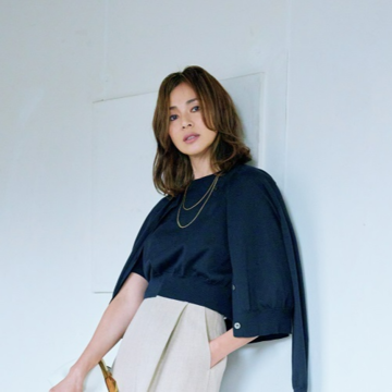 ツインニットは旬のショート丈を選んで脚長見えもばっちり【Jマダムに似合う主役ネイビー】