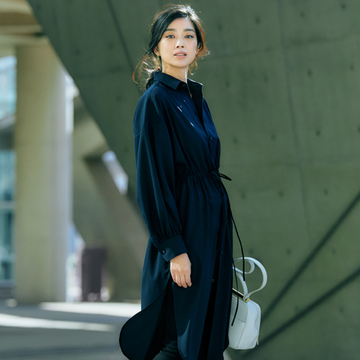 【50代をきれいに見せるデニムコーデ】“黒スキニー×長めトップス”でスタイル＆おしゃれ度アップ