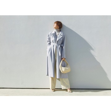 ライトブルーとクリームの淡色を重ねて、通勤スタイルを春の装いに更新！気温14℃｜3/18(月)【50代の毎日コーデ】