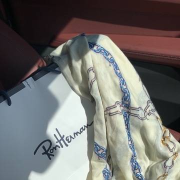 海にも映える大人色！ラッキーカラー「ブルー」をまとう。