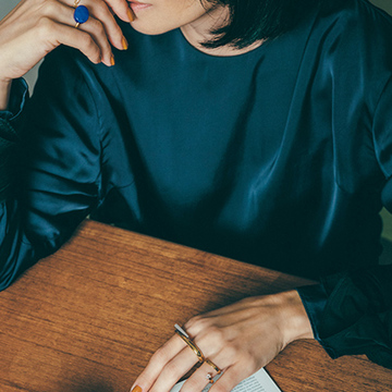 奥行きのある手もとに！「色石リング」を主役にした手もとコーデ