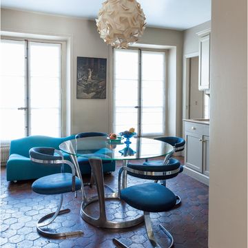 【パリクリエイターたちのインテリア】こだわりは“ブルーのミッドセンチュリー家具”