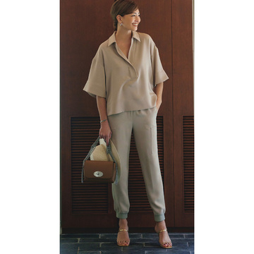 上品さとスポーティさを両立する洗練ベージュのセットアップ。最高気温32℃｜8/25(金)【50代の毎日コーデ】