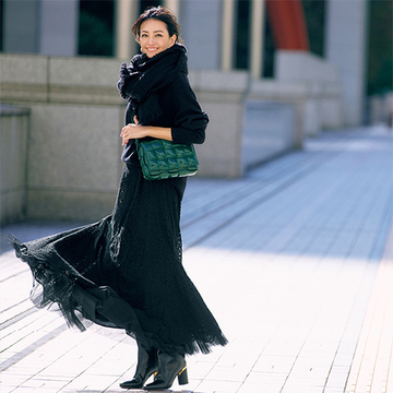 重くなりがちな「上下黒」は、ボリューム感とエアリー感でメリハリを！