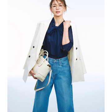 濃淡のブルーに白を重ねて清涼感たっぷりなジャケットスタイル。最低気温20℃｜6/8(木)【50代の毎日コーデ】