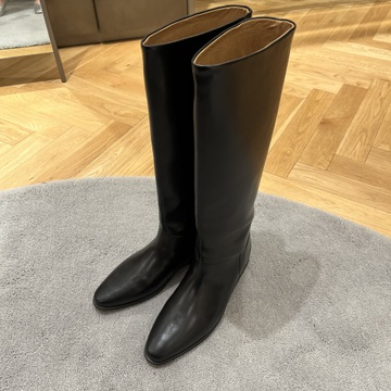 好みのロングブーツを見つけました！