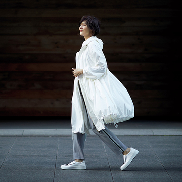 【ドラマティックなシルエットで印象的に】「ヘルノ」の最新アウターが毎日を特別にする