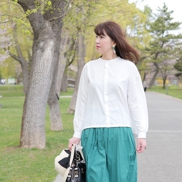 白ブラウスにきれい色スカートを合わせて
