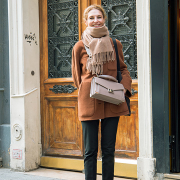 バッグは重心高め＆斜めがけで脚長効果アップ【ヨーロッパマダムのトレンド】