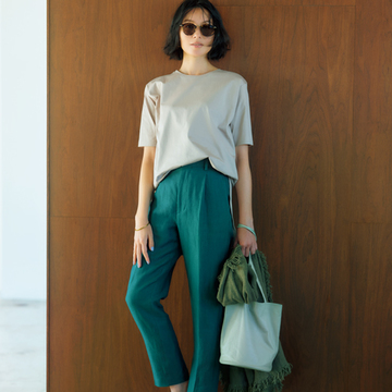 ゆとりのある長め袖のTシャツで二の腕ほっそり効果も！【アラフィーの新定番はベージュT】