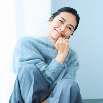 【エクラ世代の「いつも元気！」には、“内側から”のアプローチが必要】亜希さんのご機嫌な笑顔を支える、健やかインナーケアの秘密