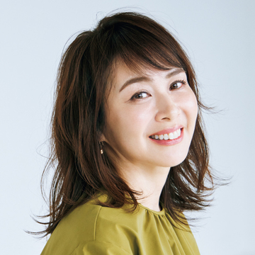 2種類のレイヤーを仕込んだ浮遊感がポイントのミディアムヘア【50代髪型・ヘアスタイル】