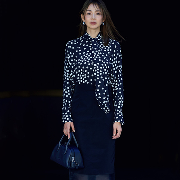 【50代 主役になる美貌のブラウス】春のイベントシーンでセンスがきわだつ水玉のボウタイブラウス