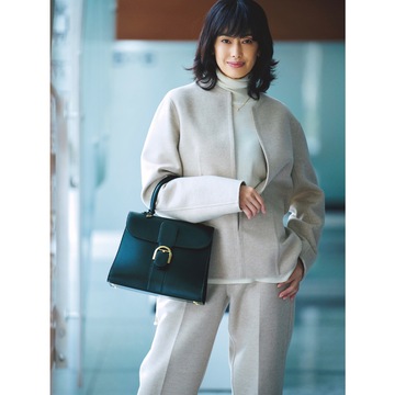 ベージュ×白を端正な黒バッグで引き締め、通勤コーデをクラスアップ。気温15℃｜12/15(金)【50代の毎日コーデ】