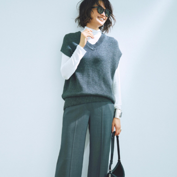 ニットベストとパンツをグレーでつないだIライン効果ですっきりとしたシルエットに。気温21℃｜10/28(火)【50代の毎日コーデ】