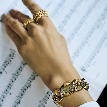 女優・木村多江さんがお手本！「カルティエ」のジュエリー腕時計で華やかな存在感を