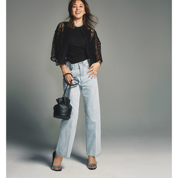 黒トップス×淡色デニムのコントラストでスタイルアップさせる。気温30℃｜8/20(日)【50代の毎日コーデ】