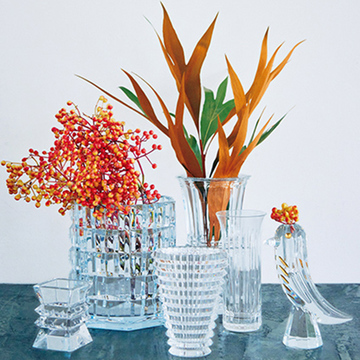 「バカラ」＆「スクルツナ」の花器で花もインテリアも華やぐ【フラワーベースの名品図鑑①】