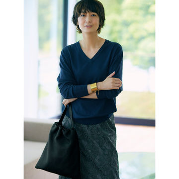 デコルテを美しく見せると定評あり！富岡佳子さんが着る「E by éclat」のVネックニット
