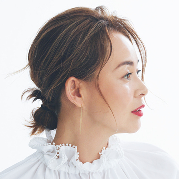 くせ毛を生かしたヘアでつくるおだんごは、ラフな雰囲気を演出【SHIHOのミディアムヘアスタイル】