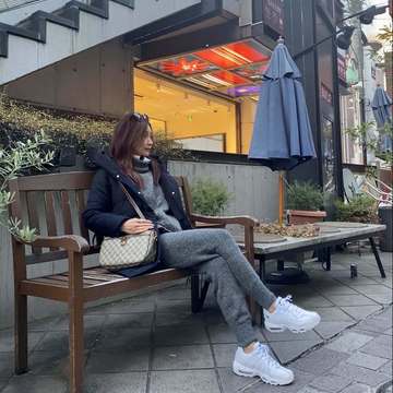 白スニーカーで今年初カフェへ