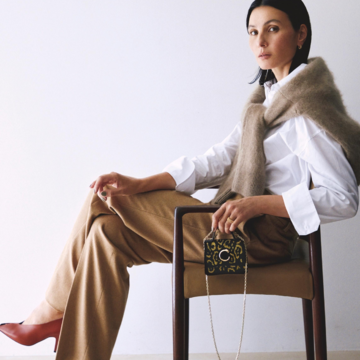 コンサバな白シャツ×ベージュパンツのコーデにレオパード柄ミニバッグで今どきなスパイスをオン！気温14℃｜12/5(金)【50代の毎日コーデ】