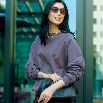 大人スウェットは好相性のパールネックレスで存在感アップ！