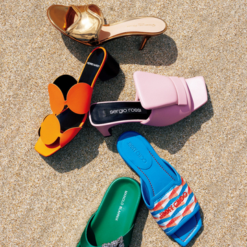 【夏のおしゃれは名品サンダルで】主役になるカラーサンダル4選