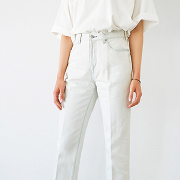 白でも太ってみえない！アラフィーの身体に合う「サージ」のスタックスジーンズ