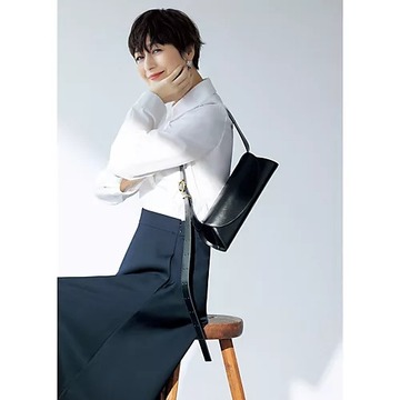 ついにエクラプレミアムに初登場！富岡佳子さんがまとう「ジル サンダー」の名品バッグ