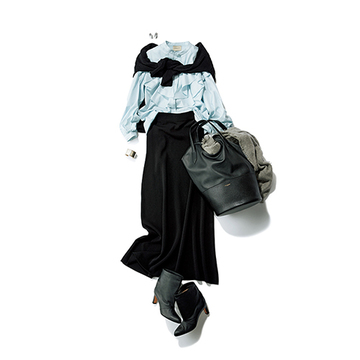 華やかなフリルのフェミニンシャツで黒の着こなしを知的に！