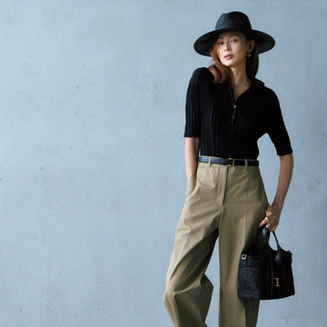 【50代のセンスある日常着】チノパンツはワイドレッグに更新！ 辛口なバックルベルトで引き締める