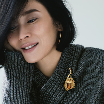 ブローチで、冬のカジュアル服にニュアンスを　五選