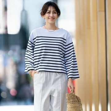 ボーダーTシャツは短め丈＆ベルスリーブでこなれ感たっぷりに着こなして
