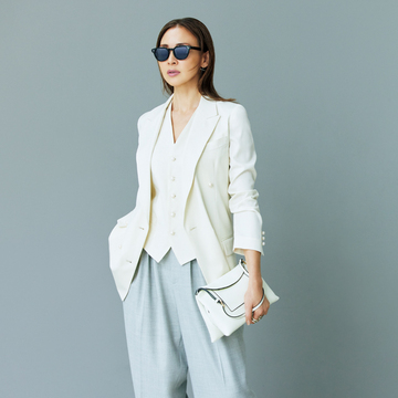 【福田亜矢子の品格グレーコーデ】高感度な白ジャケットはライトグレーのパンツで心地よく支えて